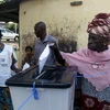 Cử tri Guinea bỏ phiếu tại một địa điểm bầu cử ở Conakry. (Nguồn: Reuters/TTXVN)