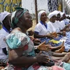 Các thành viên Phụ nữ trong mạng lưới xây dựng hòa bình ( WIPNET) ca hát tại thủ đô Monrovia, sau khi WHO tuyên bố Liberia hết dịch Ebola. (Nguồn: AFP/TTXVN)