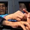 Niềm vui gặp mặt trong buổi đoàn tụ những gia đình bị ly tán trong chiến tranh Triều Tiên ở khu nghỉ mát Núi Kumgang, Triều Tiên ngày 25/2/2014. (Nguồn: YONHAP/TTXVN)
