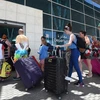 Khách du lịch rời Tunisia tại sân bay Enfidha ngày 27/6 sau vụ tấn công khủng bố. (Nguồn: AFP/TTXVN)
