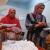 Nhân viên Ủy ban bầu cử Ai Cập kiểm phiếu tại Giza, thủ đô Cairo ngày 19/10. (Nguồn: THX/TTXVN)