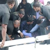 Chuyển một phụ nữ bị thương trong vụ nổ trên chiếc xuống cao tốc chở Tổng thống Abdulla Yameen. (Nguồn: Reuter/TTXVN)