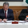 Bộ trưởng Quốc phòng của Nga Sergei Shoigu (trái) và người đồng cấp Ấn Độ Manohar Parrikar ký một thỏa thuận hợp tác tại New Delhi hồi tháng Một.(Nguồn: alamy.com)