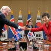 Tổng thống Hàn Quốc Park Geun-hye bắt tay với người đồng cấp Iceland Olafur Ragnar Grimsson. (Nguồn: Yonhap)