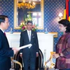 Đại sứ Nguyễn Văn Trung trình Thư ủy nhiệm của Chủ tịch nước Trương Tấn Sang lên Tổng thống Ameenah Gurib-Fakim. (Nguồn: Vietnam+)