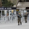 Binh sỹ Pháp tuần tra tại khu vực Tháp Eiffel ở Paris ngày 14/11. (Nguồn: AFP/TTXVN)