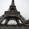 Cảnh sát tuần tra tại Tháp Eiffel ngày 14/11, sau các vụ tấn công khủng bố. (Nguồn: AFP/TTXVN)