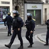 Lực lượng an ninh Pháp tham gia chiến dịch truy quét khủng bố ở Saint-Denis ngày 18/11. (Nguồn: AFP/TTXVN)