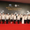 Chủ tịch nước Trương Tấn Sang (thứ 6, từ phải sang, hàng đầu) chụp ảnh chung cùng các nhà lãnh đạo các nền kinh tế thành viên tại Hội nghị cấp cao APEC ở Manila ngày 18/11. (Nguồn: THX/TTXVN)