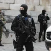 Cảnh sát và binh sỹ Bỉ gác tại thủ đô Brussels ngày 20/11 sau khi nước này nâng mức cảnh báo khủng bố lên mức cao nhất. (Nguồn: AFP/TTXVN)
