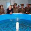 Ông Kim Jong-un trong một lần đến thăm trại cá. (Nguồn: AFP/Getty Images)