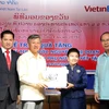 Đại sứ Việt Nam tại Lào Nguyễn Mạnh Hùng đã trao quà tặng của Phó Chủ tịch nước Nguyễn Thị Doan dành tặng Trung tâm Phát triển phụ nữ khuyết tật Lào. (Ảnh: Phạm Kiên/Vietnam+)