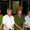 Bị cáo Vũ Quốc Hảo (trái) và bị cáo Đặng Văn Hai tại phiên tòa xét xử sơ thẩm năm 2013. (Ảnh: Hoàng Hải/TTXVN)