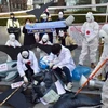 Các nhà hoạt động vì môi trường của Hàn Quốc đóng vai ngư dân Nhật đâm 'cá voi' trong một cuộc biểu tình chống lại hạm đội săn cá voi của Nhật Bản đi đến Nam Cực. (Nguồn: AFP)