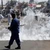 Cảnh sát Burundi xịt hơi cay vào người biểu tình. (Nguồn: Reuters)