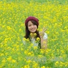 Giới trẻ hào hứng chụp ảnh tại cánh đồng hoa cải. (Ảnh: Xuân Tiến/TTXVN)
