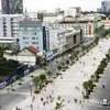 Người dân vào tham quan Quảng trường phố đi bộ Nguyễn Huệ. (Ảnh: Hoàng Hải/TTXVN)