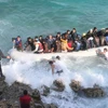 Người di cư trong chuyến hành trình vượt biển đầy nguy hiểm tới đảo Chios, Hy Lạp ngày 31/10. (Nguồn: AFP/TTXVN)