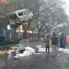 Bức ảnh ghi lại khoảnh khắc chiếc xe bị treo lên cây. (Nguồn: chinadaily)