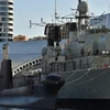 Tàu ngầm HMAS Onslow (trái) và tàu khu trục HMAS Vampire (phải) của hải quân Australia tại cảng Sydney ngày 4/8. (Nguồn: AFP/TTXVN)
