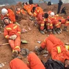 Nhân viên và chó cứu hộ ngủ ngay tại hiện trường lở đất ở Trung Quốc