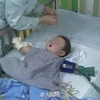 Bé trai đang được cấp cứu tại bệnh viện. (Nguồn: xinhuanet.com)