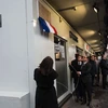 Tổng thống Pháp khai trương biển tưởng niệm nạn nhân vụ khủng bố tại tòa soạn báo Charlie Hebdo. (Nguồn: AFP/TTXVN)