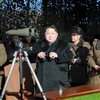 Nhà lãnh đạo Kim Jong-un theo dõi cuộc thi của các đơn vị pháo binh Triều Tiên. (Nguồn: YONHAP/TTXVN)