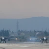 Máy bay ném bom Sukhoi Su-24 của Nga tham gia chiến dịch không kích IS hạ cánh xuống căn cứ quân sự ở tỉnh Latakia, Tây Bắc Syria ngày 16/12/2015. (Nguồn: AFP/TTXVN)
