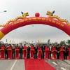 Phó Thủ tướng Vũ Văn Ninh và các đại biểu cắt băng khánh thành cầu Tân Phong. (Ảnh: Văn Đạt/TTXVN)