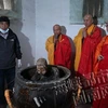 Thi thể của nhà sư sau khi mở nắp ang. (Nguồn: chinanews.com)