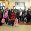 Hành khách chuẩn bị lên tàu để về quê đón Tết tại ga Hà Nội. (Ảnh: Quang Quyết/TTXVN)