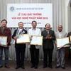 Nhà thơ Hữu Thỉnh Chủ tịch Liên hiệp các Hội Văn học nghệ thuật Việt Nam trao giải thưởng cho các tác giả là hội viên Hội Văn học Nghệ thuật chuyên ngành Trung ương. (Ảnh: Quý Trung/TTXVN)
