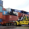 Xe cẩu chuyên dụng bốc dỡ container tại Cảng Đà Nẵng. (Ảnh: Trần Lê Lâm/TTXVN)