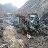 Chiếc xe ôtô để vận chuyển đá bị bẹp dúm tại hiện trường vụ sập mỏ đá ở thôn Đông Sơn, xã Yên Lâm, huyện Yên Định. (Ảnh: Duy Hưng-Khiếu Tư/TTXVN)