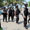 Cảnh sát tuần tra tại khu nghỉ dưỡng tại Denpasar trên đảo Bali ngày 20/1. (Nguồn: AFP/TTXVN)