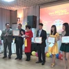 Ban Chấp hành Hội người Việt Nam tại Saint Petersburg đã tặng bằng khen, phần thưởng cho những em sinh viên có thành tích xuất sắc trong học tập và những cá nhân có những đóng góp tích cực. (Ảnh: Quang Vinh/Vietnam+)
