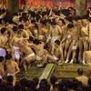 9.000 người Nhật Bản tham gia lễ hội khỏa thân cướp gậy thần
