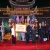 Phó Chủ tịch nước Nguyễn Thị Doan trao Bằng di tích quốc gia đặc biệt đền Trần Thương cho đại diện lãnh đạo tỉnh Hà Nam. (Nguồn: TTXVN) 