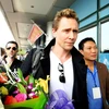 Nam diễn viên chính Tom Hiddleston cùng các ngôi sao điện ảnh Hollywood tới sân bay Đồng Hới. (Ảnh: Mạnh Thành/TTXVN)