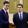 Người đứng đầu PSOE Pedro Sanchez (trái) và người đứng đầu Ciudadanos Albert Rivera sau khi ký thỏa thuận tại Madrid ngày 24/2. (Nguồn: AFP/TTXVN)