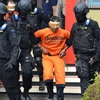 Cảnh sát Indonesia bắt giữ nghi can khủng bố trong chiến dịch truy quét tại Malang, Đông Java ngày 21/2. (Nguồn: AFP/TTXVN)