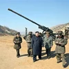 Nhà lãnh đạo Kim Jong-Un thăm một đơn vị pháo binh của quân đội Triều Tiên. (Nguồn: Reuters/TTXVN)