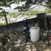 Nhân viên y tế Costa Rica tiến hành phun thuốc và kiểm tra các điểm chứa nước tại thành phố Santa Ana, tỉnh San Jose ngày 23/2. (Nguồn: THX/TTXVN)