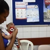 Một trẻ nhỏ bị mắc bệnh teo não do virus Zika gần Recife, thủ phủ Pernambuco, miền đông bắc Brazil ngày 1/2. (Nguồn: THX/TTXVN)