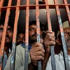 Các ngư dân vừa bị bắt giữ tại đồn cảnh sát Karachi ngày 6/3. (Nguồn: AFP/TTXVN)