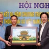 Ông Nguyễn Phú Cường (ngoài cùng bên trái), Ủy viên Trung ương Đảng, Bí thư Tỉnh ủy Đồng Nai trao tặng quà lưu niệm cho Lãnh đạo TTXVN. (Ảnh: An Hiếu/TTXVN)