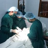 Các y, bác sỹ Bệnh viện đa khoa huyện đảo Bạch Long Vỹ tiến hành phẫu thuật cho một bệnh nhân. (Ảnh: Nguyễn Đức Quân/TTXVN)