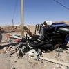 Chiếc xe ôtô bị phá hủy trong một cuộc xung đột ở Algeria. (Nguồn: AFP/TTXVN)