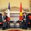 Chủ tịch Ủy ban Nhân dân Thành phố Hồ Chí Minh Nguyễn Thành Phong tiếp Chủ tịch Quốc hội Cộng hòa Pháp Claude Bartolone đang thăm chính thức Việt Nam. (Ảnh: Thanh Vũ/TTXVN)
